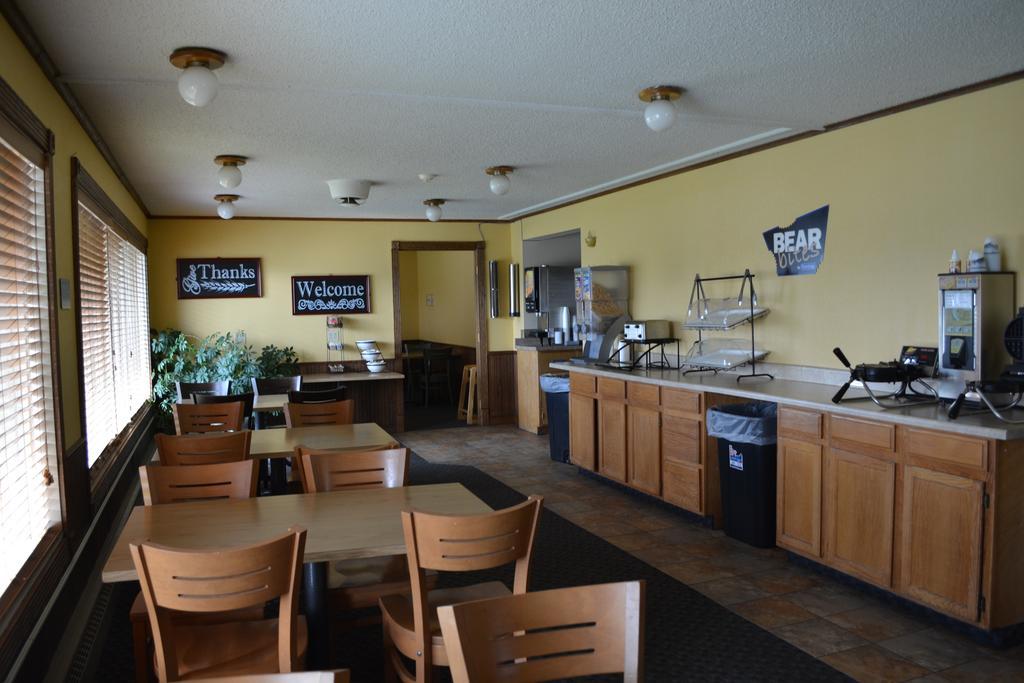 Travelodge By Wyndham Grand Forks Exterior photo