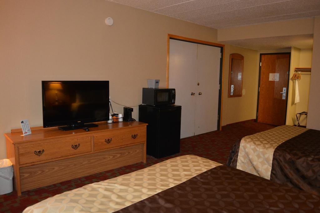 Travelodge By Wyndham Grand Forks Exterior photo
