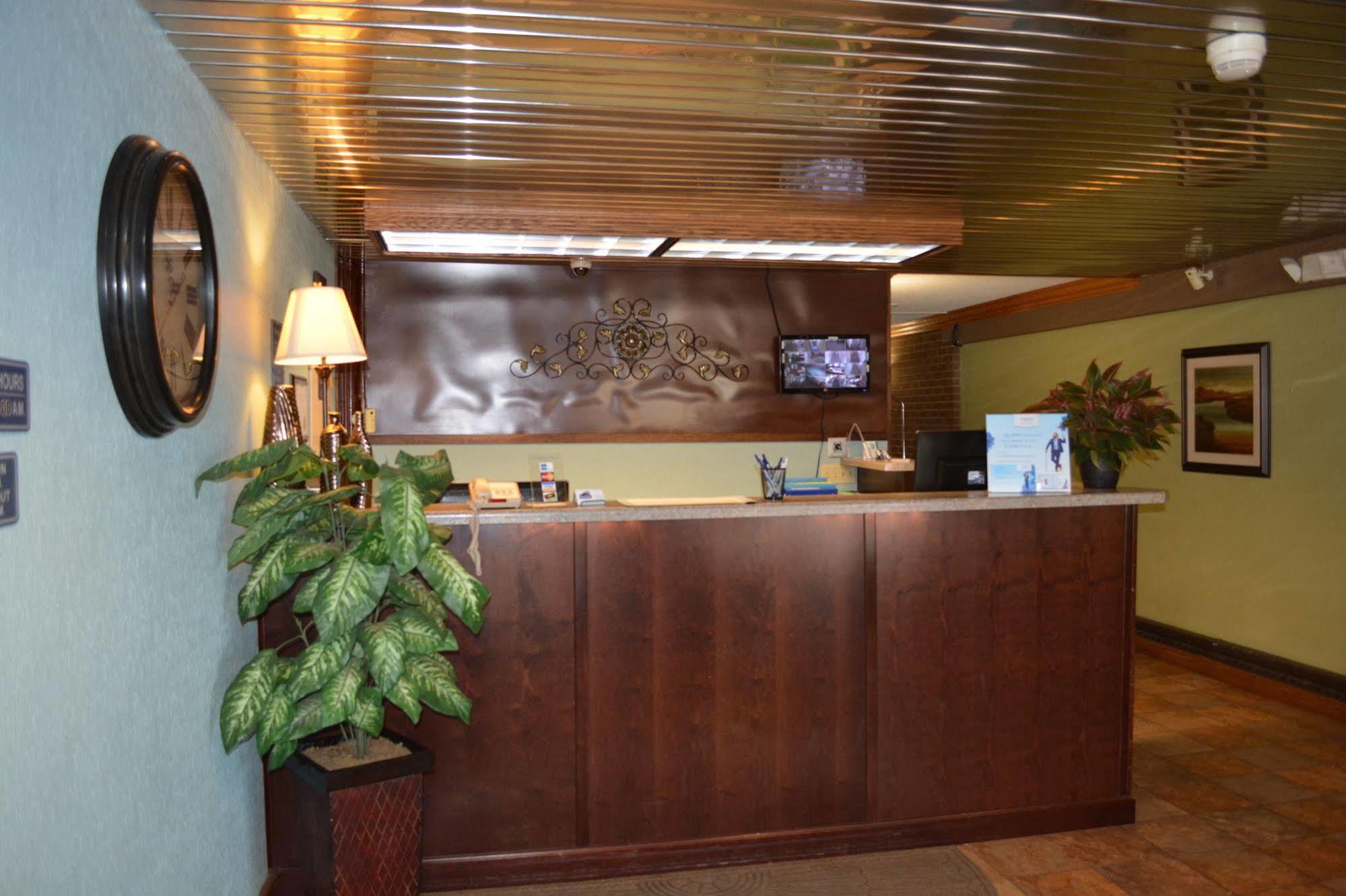 Travelodge By Wyndham Grand Forks Exterior photo