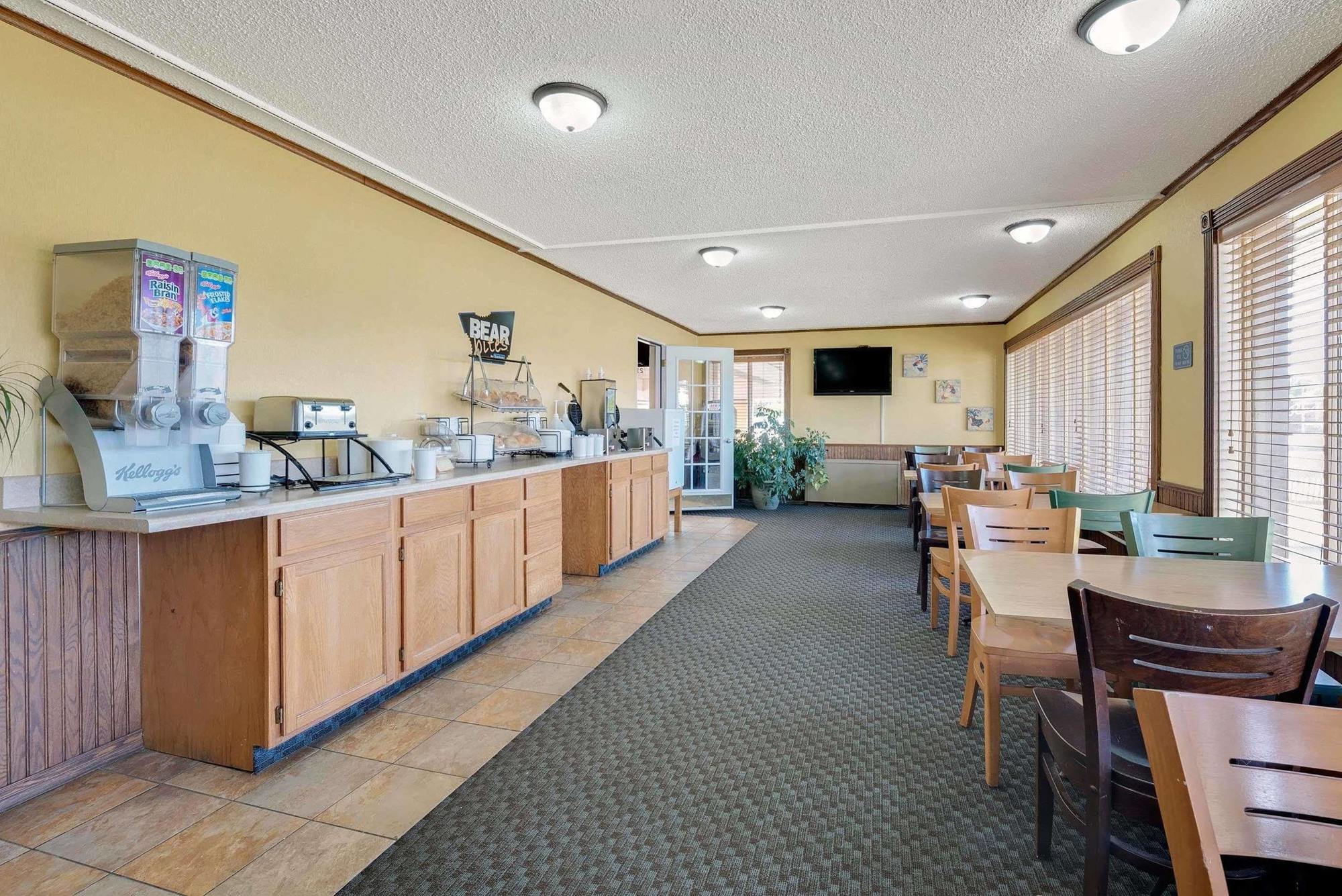 Travelodge By Wyndham Grand Forks Exterior photo
