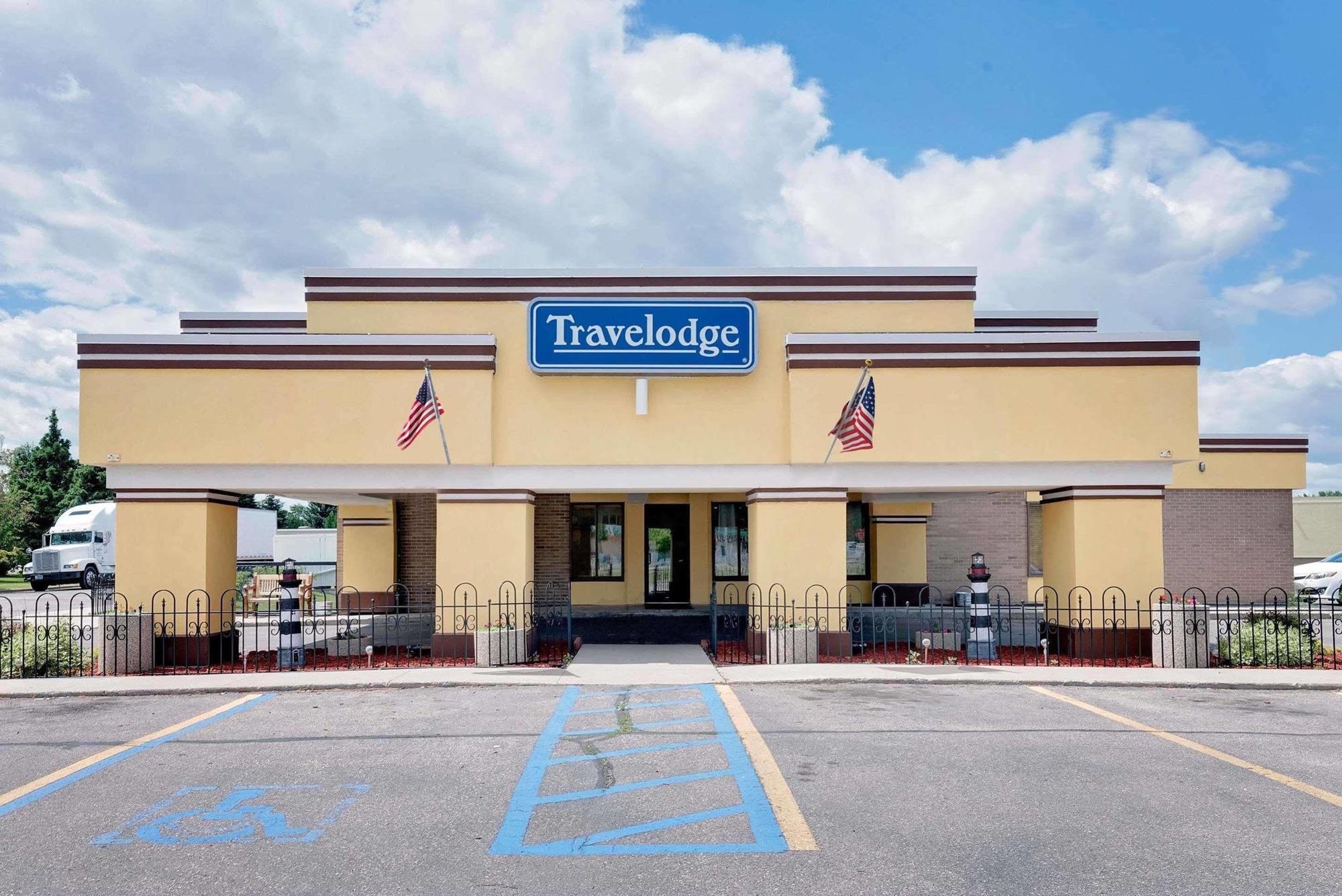 Travelodge By Wyndham Grand Forks Exterior photo