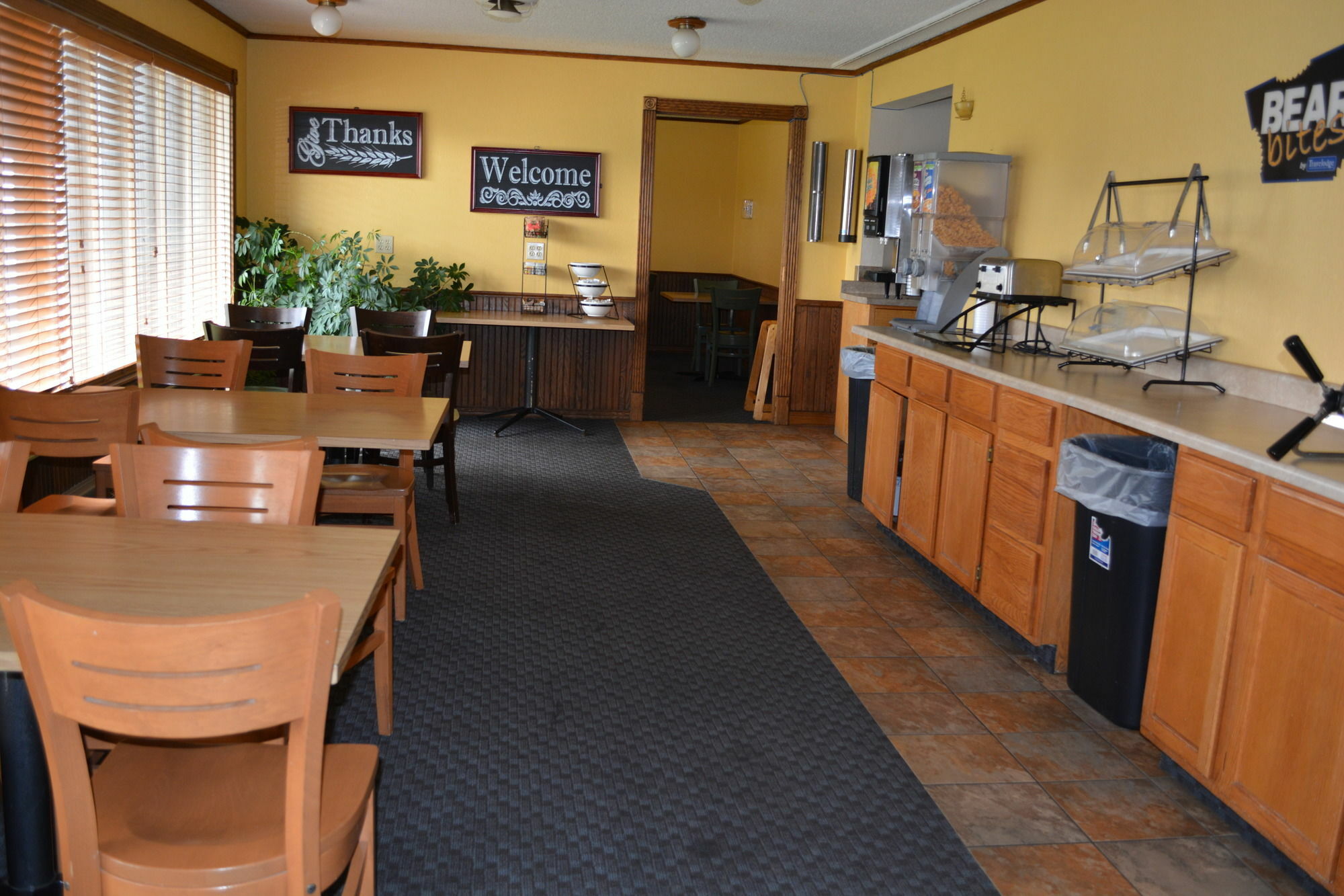 Travelodge By Wyndham Grand Forks Exterior photo